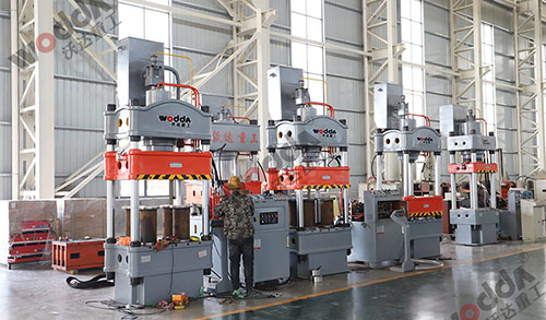 三梁四柱液压机性能结构介绍 三梁四柱液压机性能结构介绍