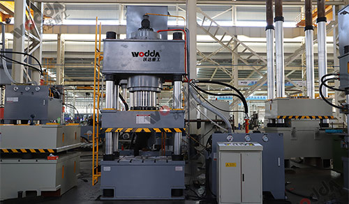 三梁四柱液压机性能结构介绍 三梁四柱液压机性能结构介绍