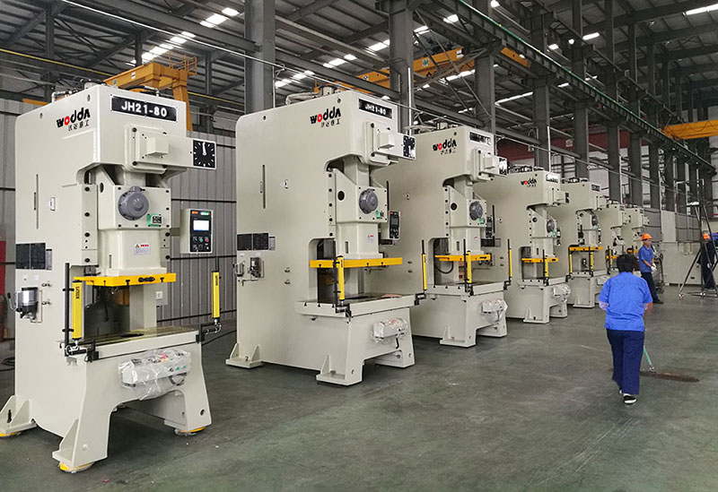 气动冲床现场 气动冲床现场