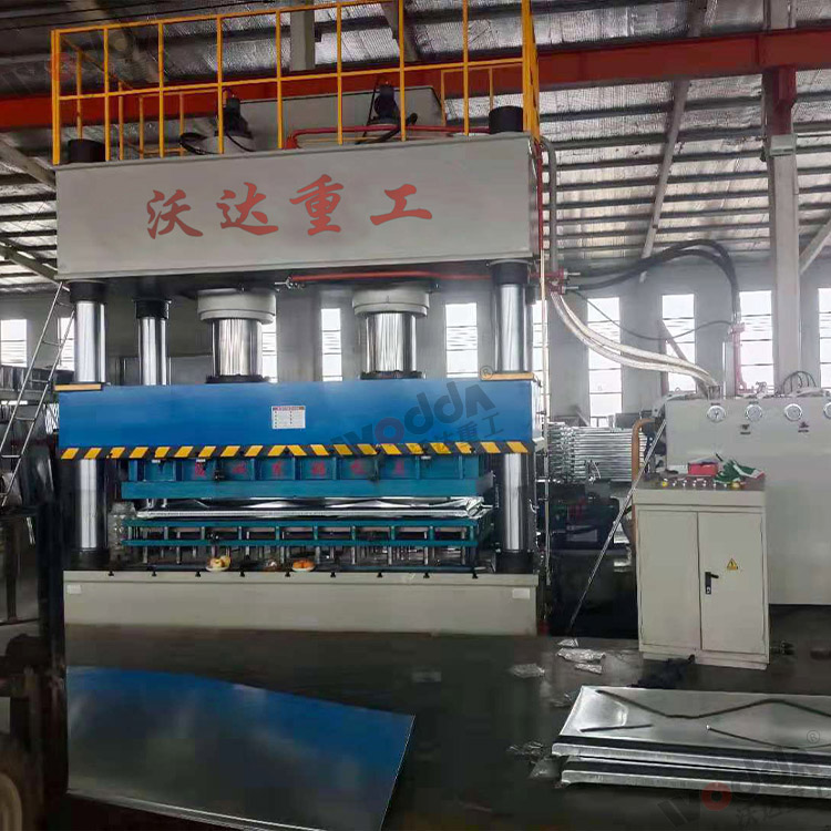 1000吨不锈钢水箱成型液压机.jpg 1000吨不锈钢水箱成型液压机.jpg