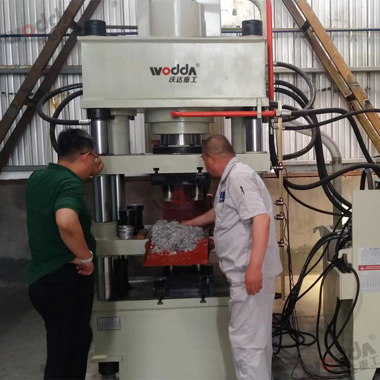 200吨压铁屑成型液压机 200吨压铁屑成型液压机