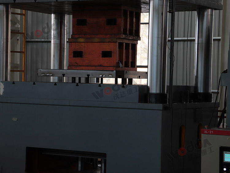 1500吨四柱液压机(液压垫) 1500吨四柱液压机(液压垫)