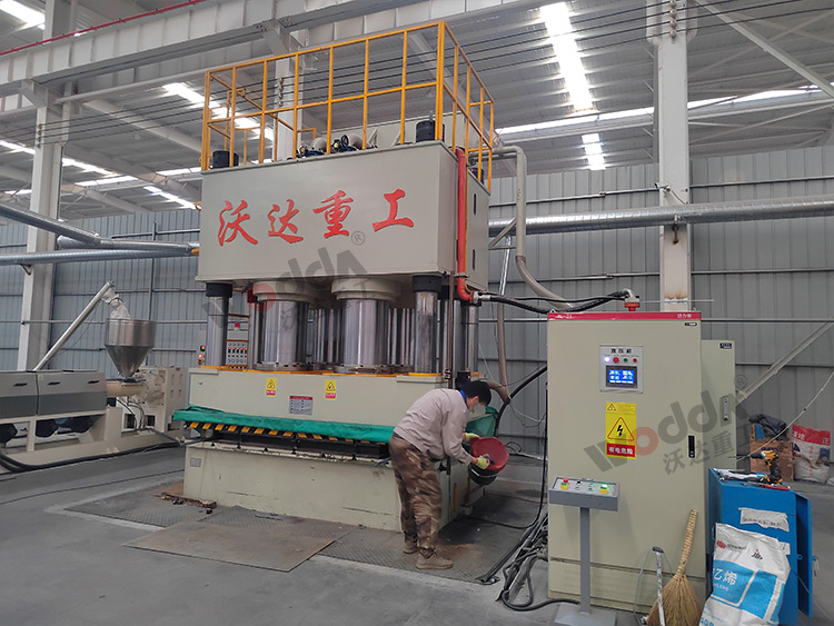 1250吨压滤机滤板成型液压机(图2) 1250吨压滤机滤板成型液压机(图2)