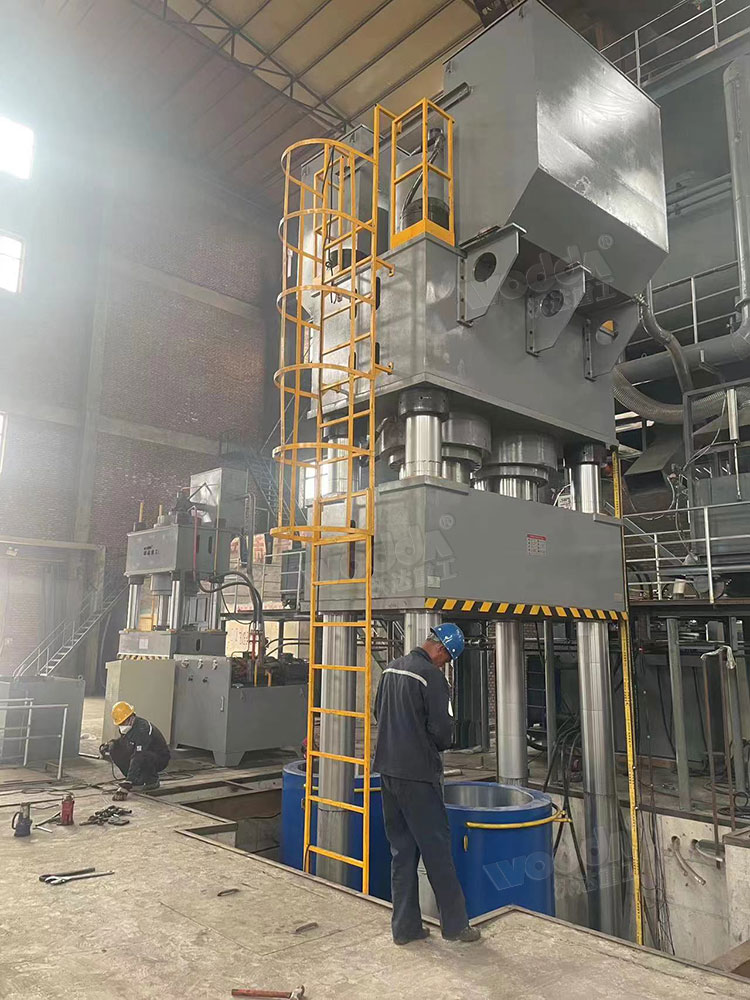 2000吨石墨坩埚成型液压机安装调试 2000吨石墨坩埚成型液压机安装调试