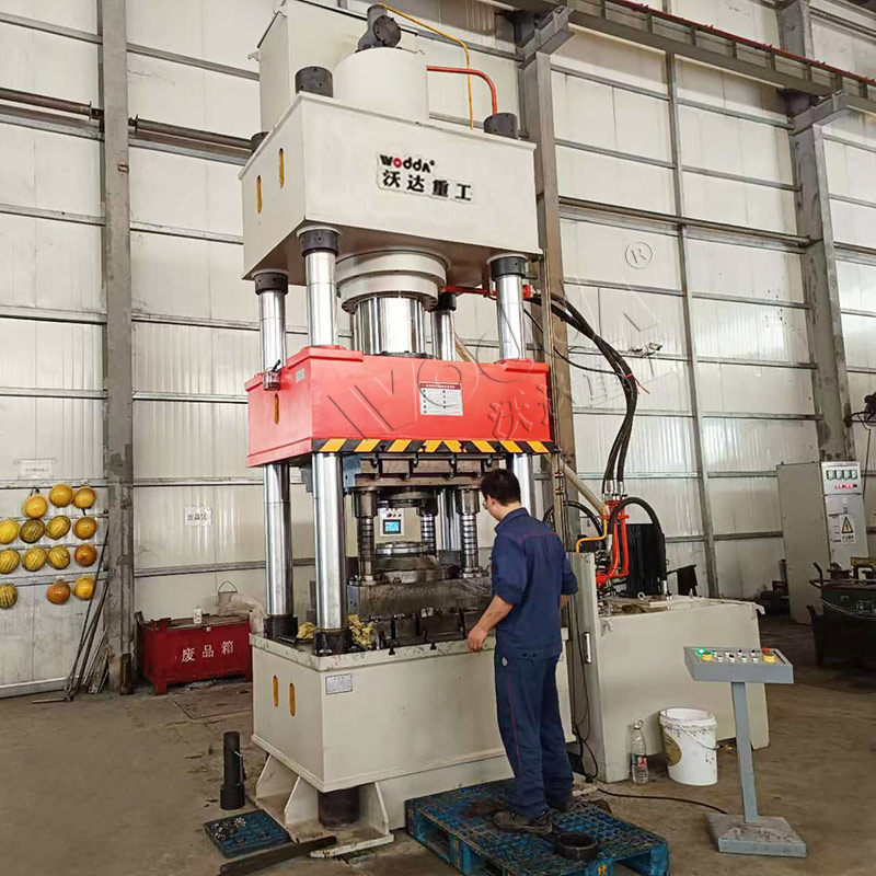 冷挤压成型四柱液压机.jpg 冷挤压成型四柱液压机.jpg