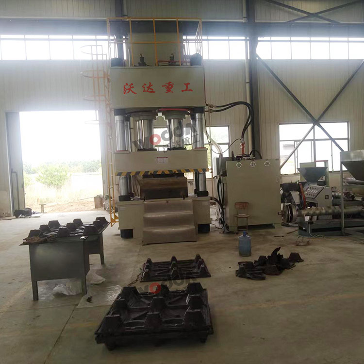 800吨塑料托盘成型液压机客户现场 800吨塑料托盘成型液压机客户现场