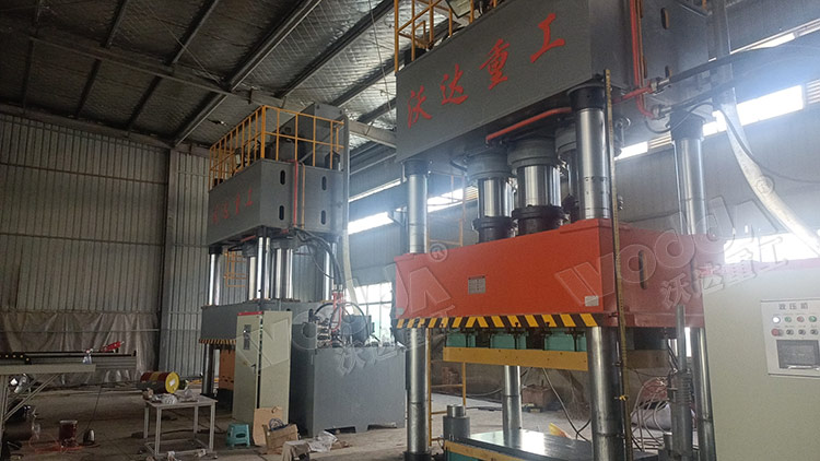 1500吨四柱液压机模压SMC汽车导流罩客户现场 1500吨四柱液压机模压SMC汽车导流罩客户现场