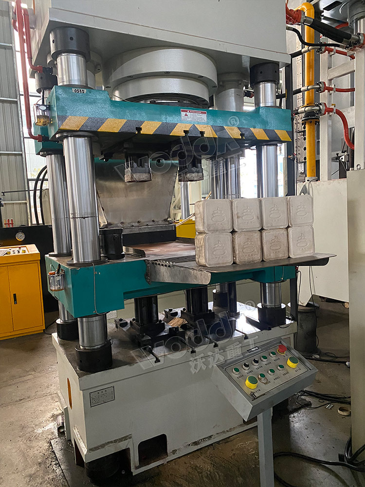 牛羊舔砖液压机一模两出 牛羊舔砖液压机一模两出