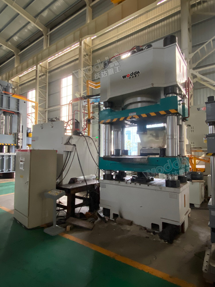 800吨四梁四柱液压机车间试机 800吨四梁四柱液压机车间试机