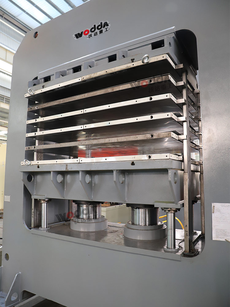 400吨复合板材多层热压机车架调试完成 400吨复合板材多层热压机车架调试完成