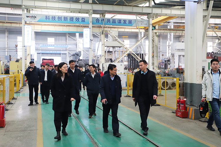 滕州市政协副主席董鸿洋一行考察冰球突破重工现场 滕州市政协副主席董鸿洋一行考察冰球突破重工现场