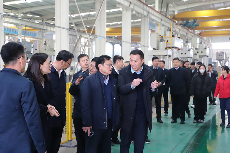 滕州市政协副主席董鸿洋听取冰球突破重工董事长刘卫东项目推进情况 滕州市政协副主席董鸿洋听取冰球突破重工董事长刘卫东项目推进情况