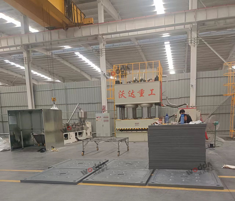 2000吨压滤机滤板成型液压机.jpg 2000吨压滤机滤板成型液压机.jpg