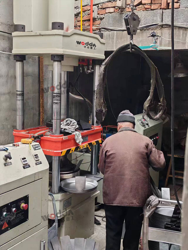 100吨不锈钢锅拉伸液压机现场 100吨不锈钢锅拉伸液压机现场