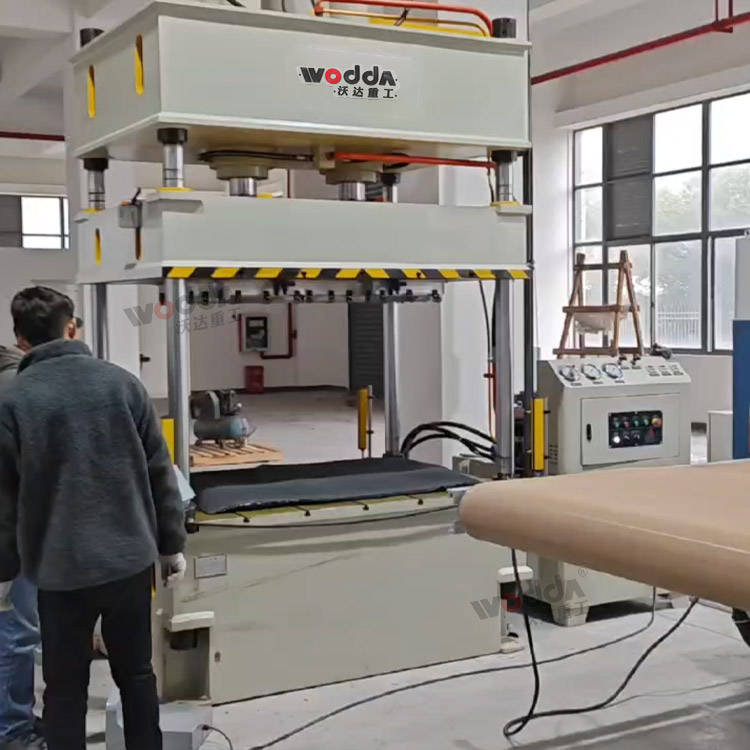 120吨汽车内饰件成型液压机客户现场 120吨汽车内饰件成型液压机客户现场