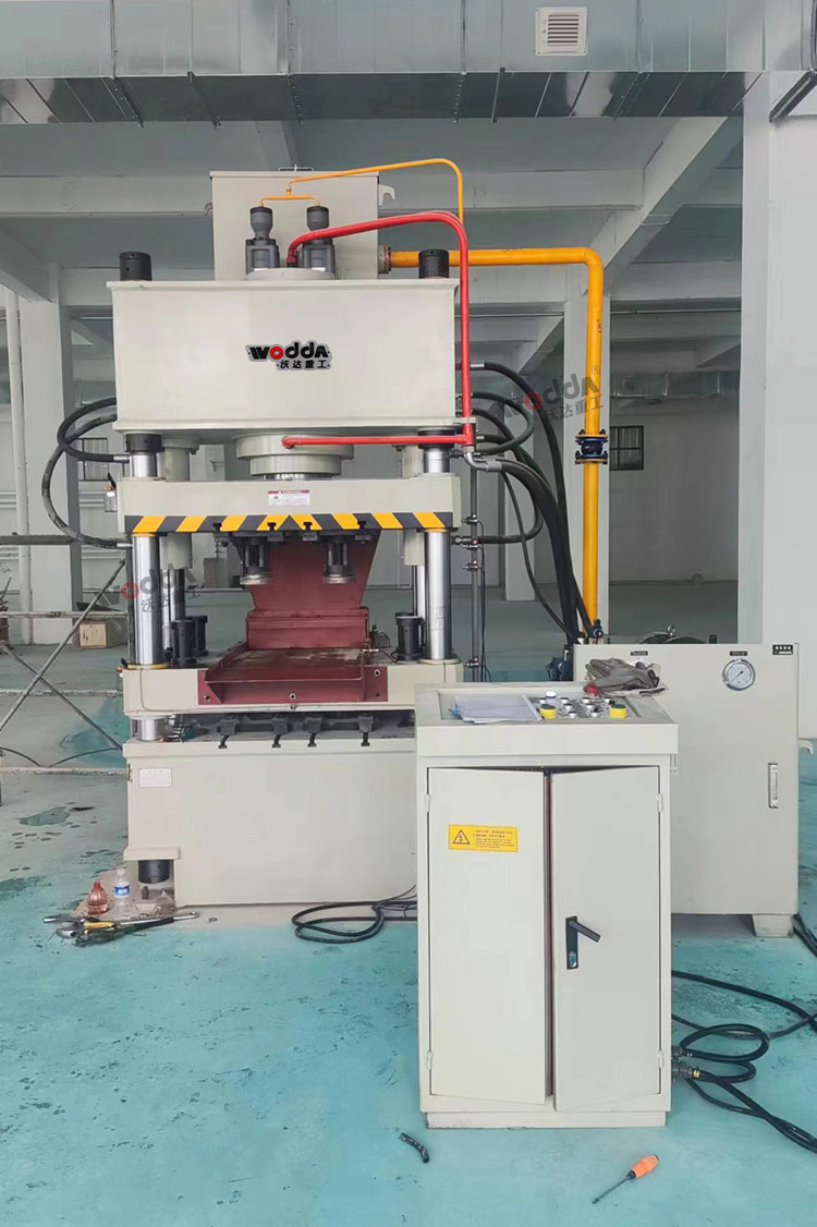 250吨四梁四柱液压机安装完成 250吨四梁四柱液压机安装完成