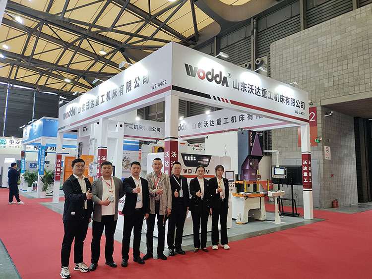 山东冰球突破重工机床有限公司展位 山东冰球突破重工机床有限公司展位