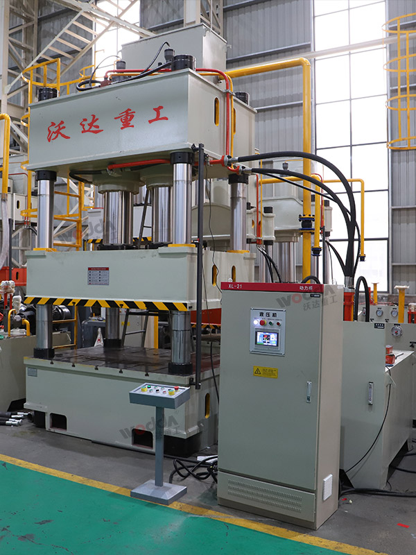 630吨四柱液压机车间实物.jpg 630吨四柱液压机车间实物.jpg