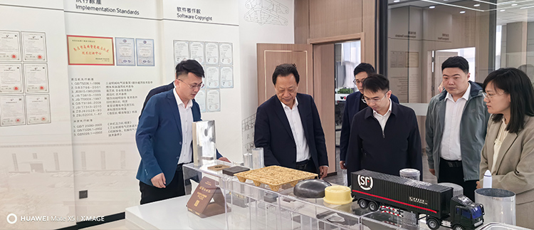 李经理为刘局长一行讲解展品 李经理为刘局长一行讲解展品