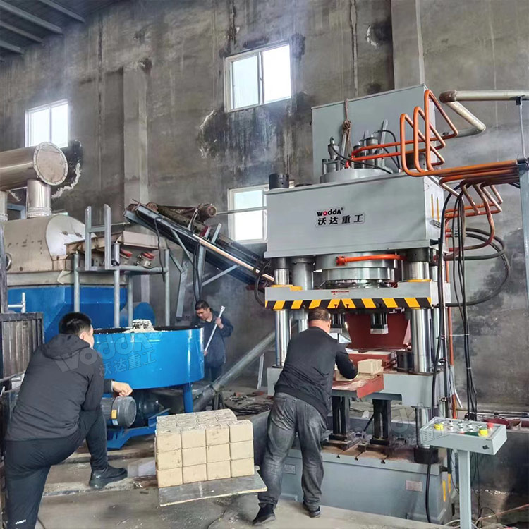 630吨牛羊舔砖液压机客户现场 630吨牛羊舔砖液压机客户现场