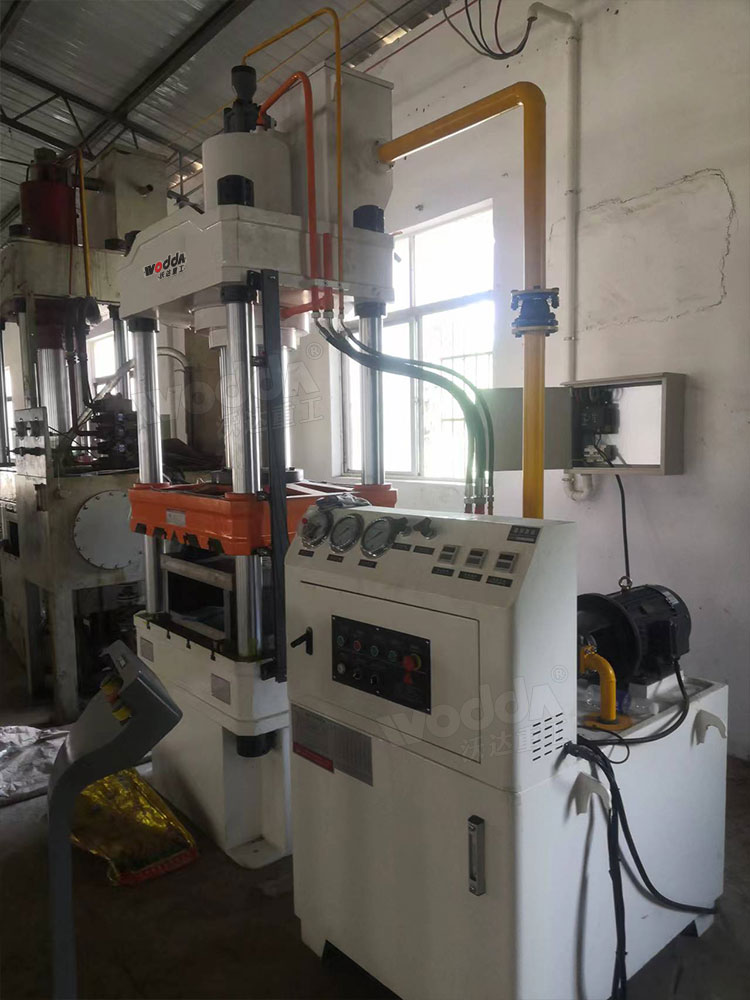 200吨三梁四柱液压机安装完成 200吨三梁四柱液压机安装完成