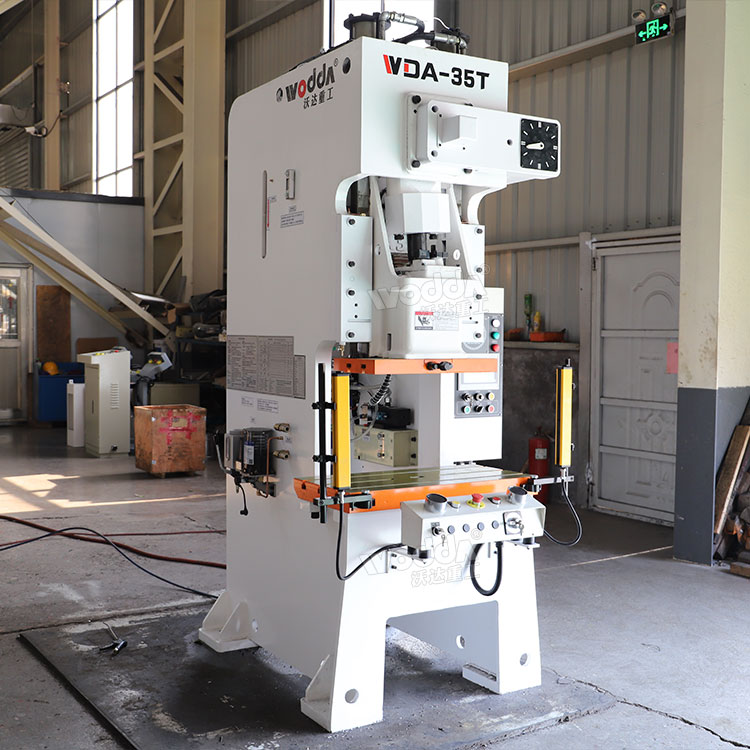 35吨精密冲床车间实物 35吨精密冲床车间实物