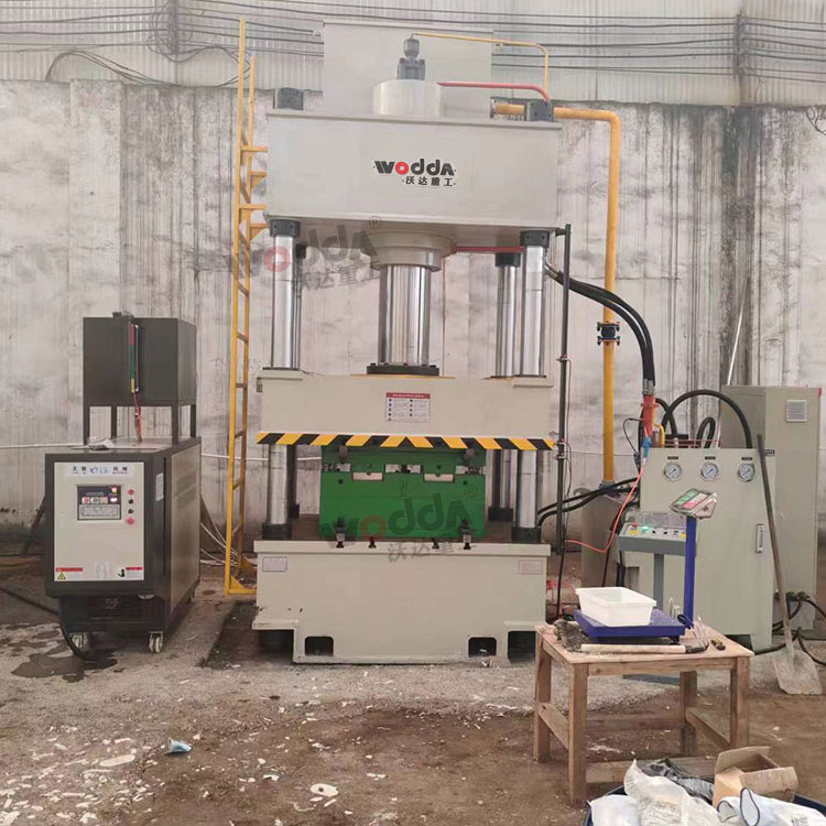 400吨石英石水槽成型液压机现场 400吨石英石水槽成型液压机现场