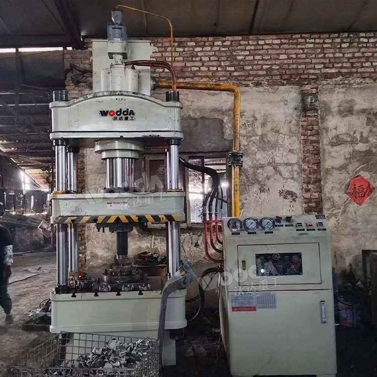 200吨三梁四柱液压机现场 200吨三梁四柱液压机现场