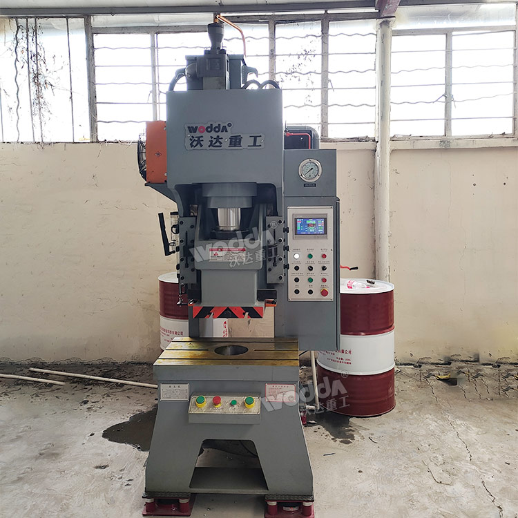 20吨伺服液压冲床现场 20吨伺服液压冲床现场