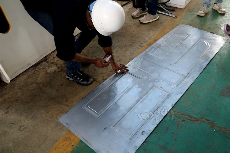 印度客户现场检验门板.jpg 印度客户现场检验门板.jpg