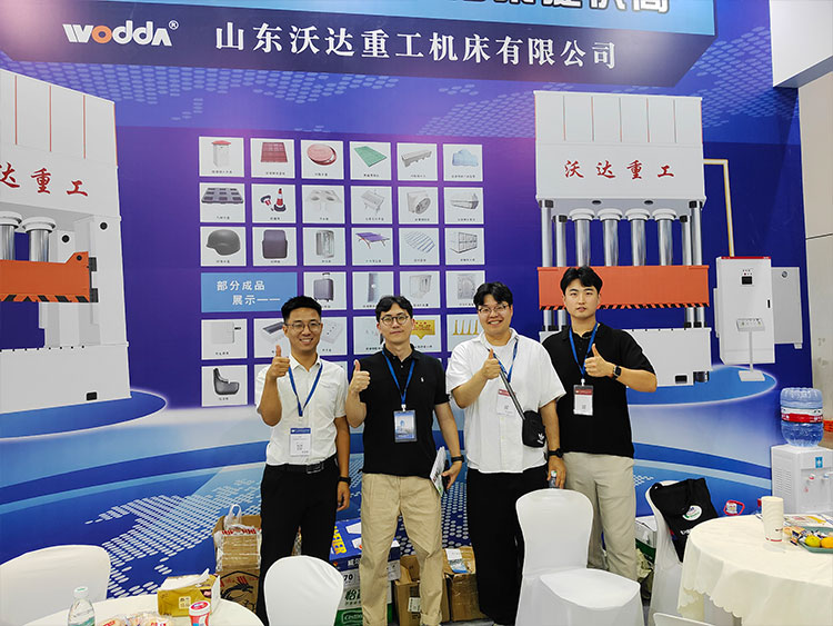 与客户交流留影 与客户交流留影