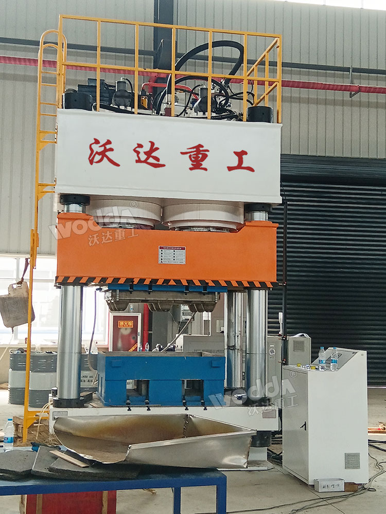 1600吨木屑托盘成型液压机现场 1600吨木屑托盘成型液压机现场