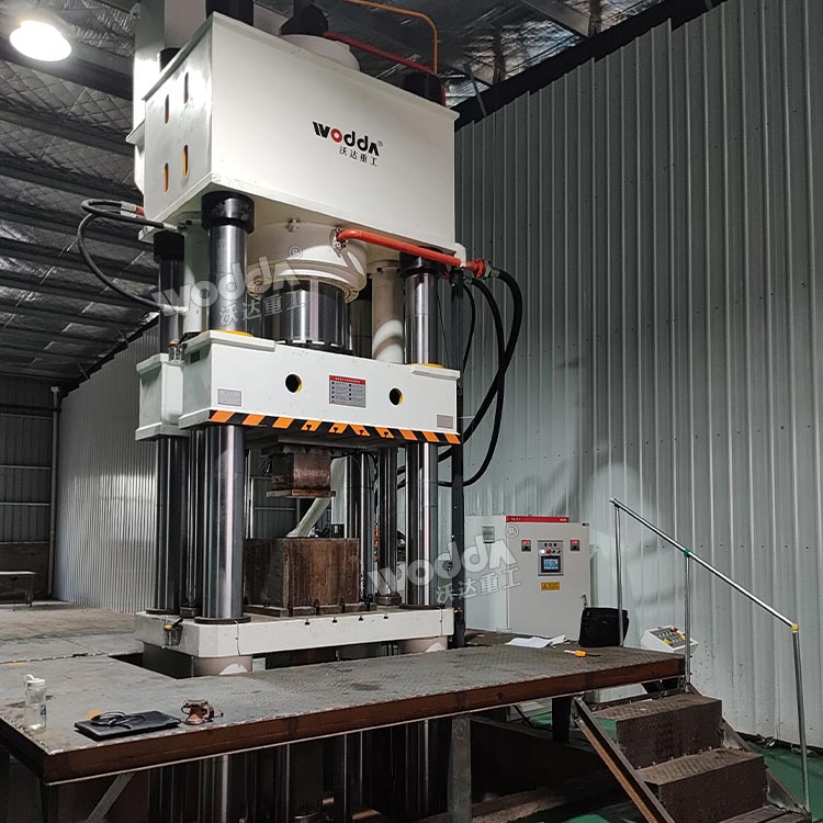 800吨匣钵液压机现场 800吨匣钵液压机现场