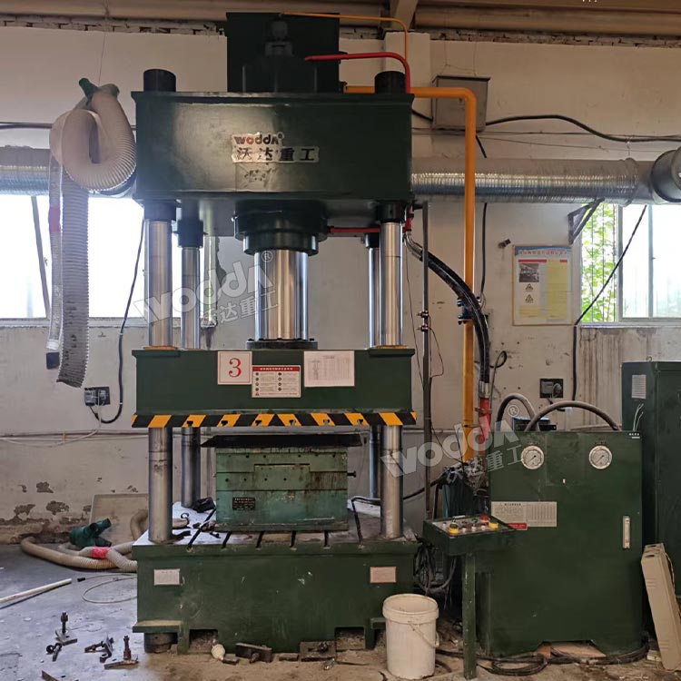 315吨玻璃钢电表箱液压机现场 315吨玻璃钢电表箱液压机现场