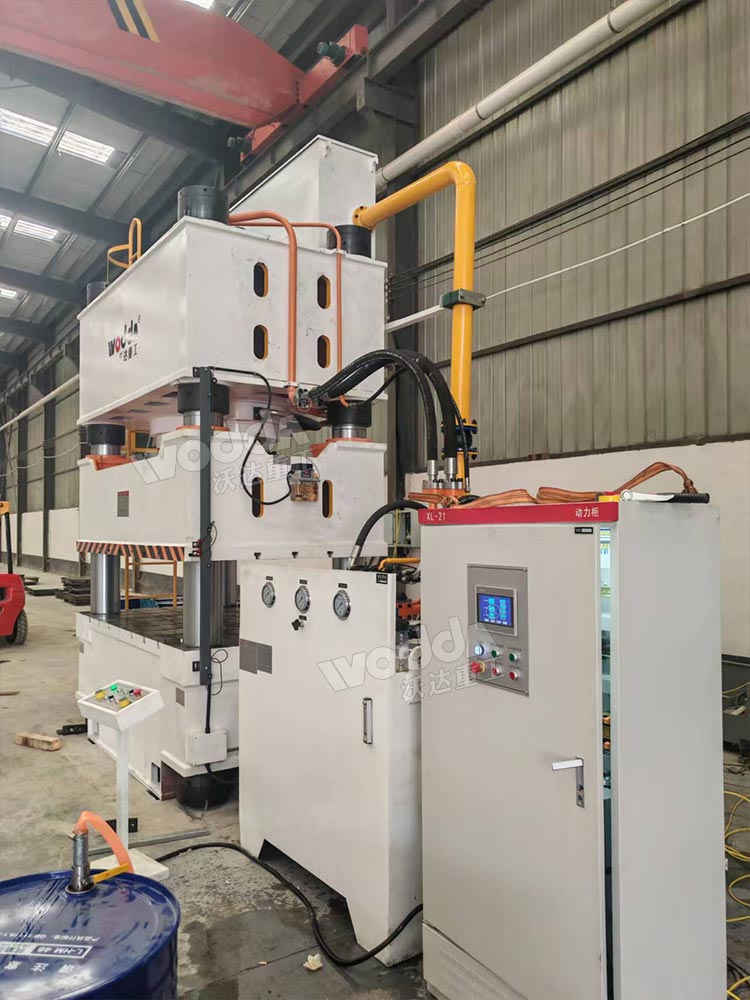 1000吨三梁四柱液压机安装完成 1000吨三梁四柱液压机安装完成