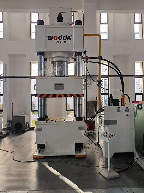 630吨四柱液压机 630吨四柱液压机