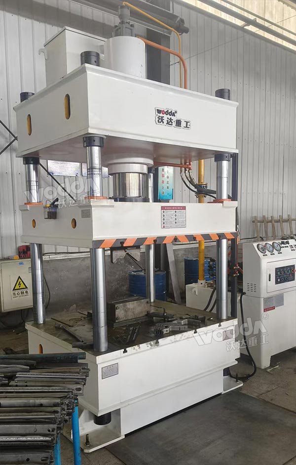 200吨四柱三梁液压机 200吨四柱三梁液压机