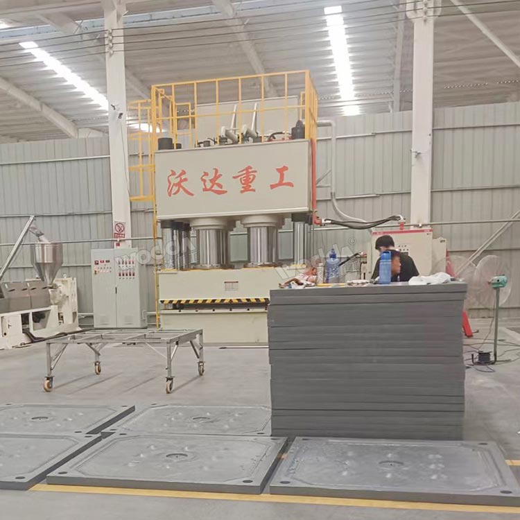 1250吨液压机模压聚丙烯压滤板现场 1250吨液压机模压聚丙烯压滤板现场