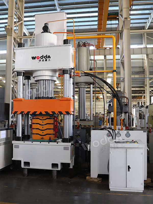 630吨四柱液压机.jpg 630吨四柱液压机.jpg