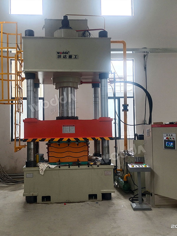 PE防弹插板液压机现场.jpg PE防弹插板液压机现场.jpg