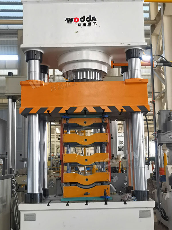 630吨四柱液压机车间试机.jpg 630吨四柱液压机车间试机.jpg