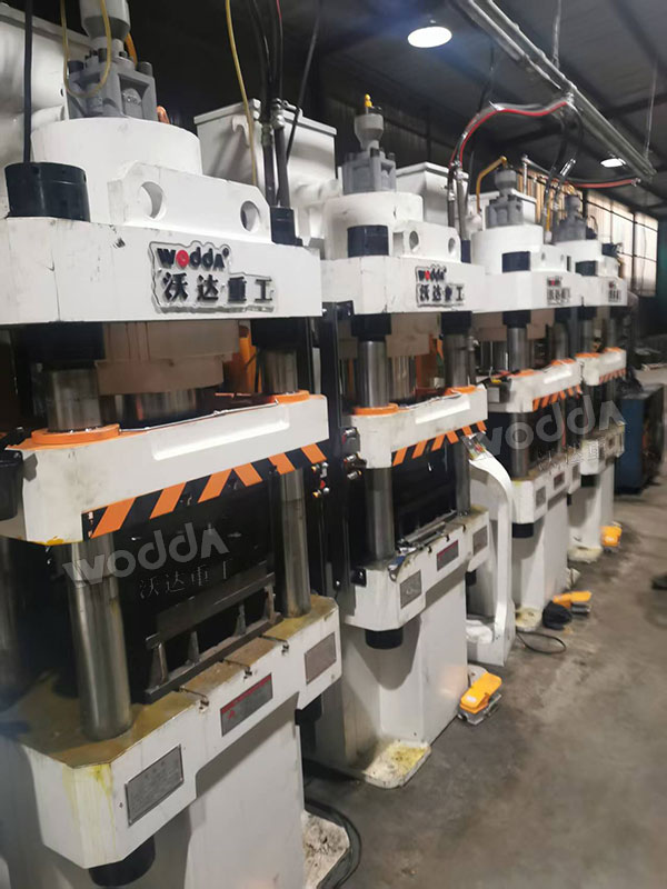 200吨热锻液压机.jpg 200吨热锻液压机.jpg