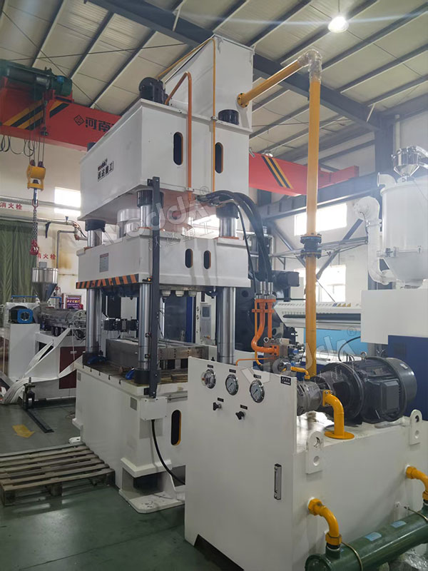 630吨四柱液压机现场试机 630吨四柱液压机现场试机