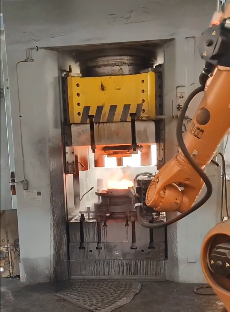 2500吨热锻液压机现场(法兰) 2500吨热锻液压机现场(法兰)