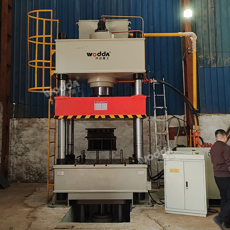 500吨四柱液压机(液压垫) 500吨四柱液压机(液压垫)