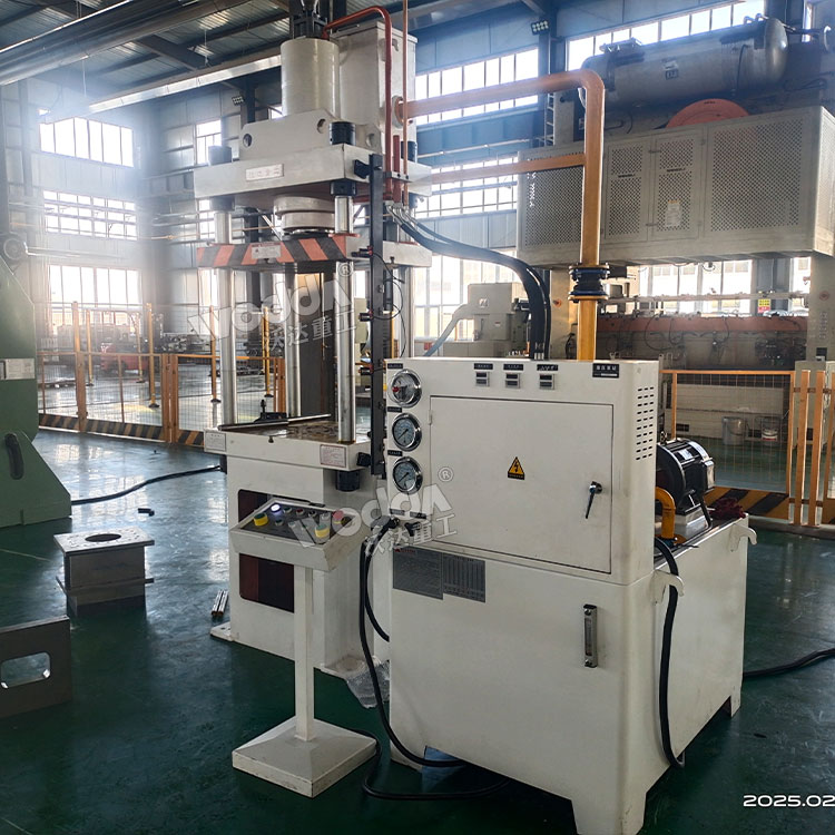 100吨四柱液压机.jpg 100吨四柱液压机.jpg