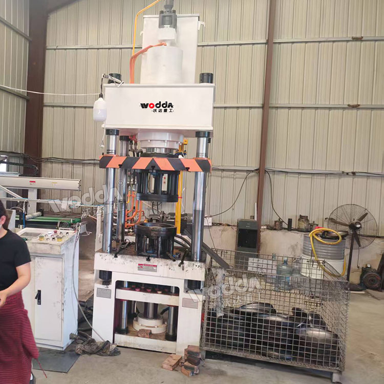 200吨封头液压机(生产线) 200吨封头液压机(生产线)