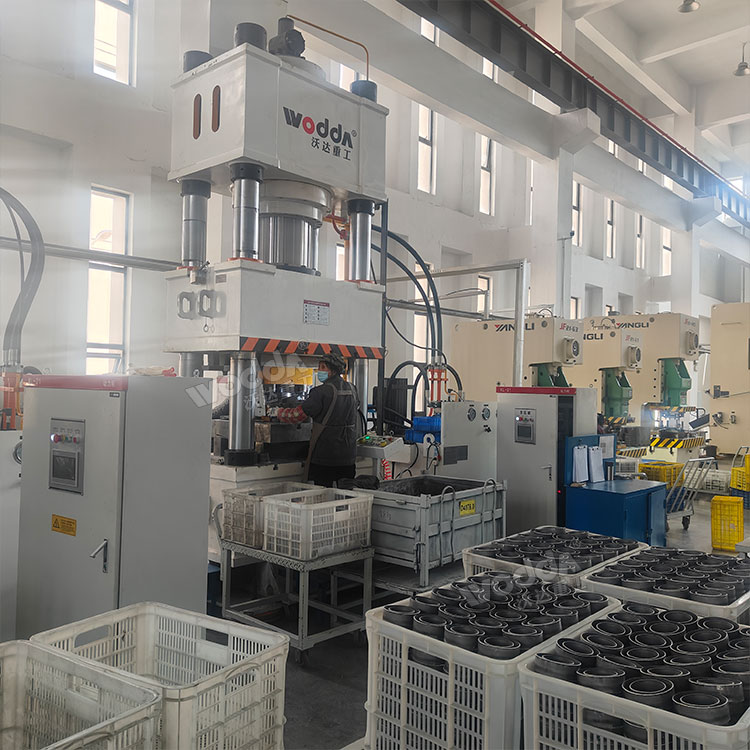 500吨四柱液压机.jpg 500吨四柱液压机.jpg