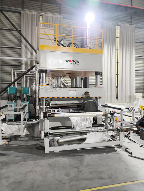 630吨PE防弹无纬布模压液压机现场 630吨PE防弹无纬布模压液压机现场