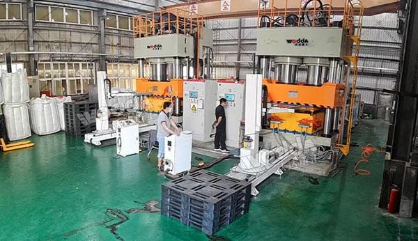 塑料托盘液压机.jpg 塑料托盘液压机.jpg